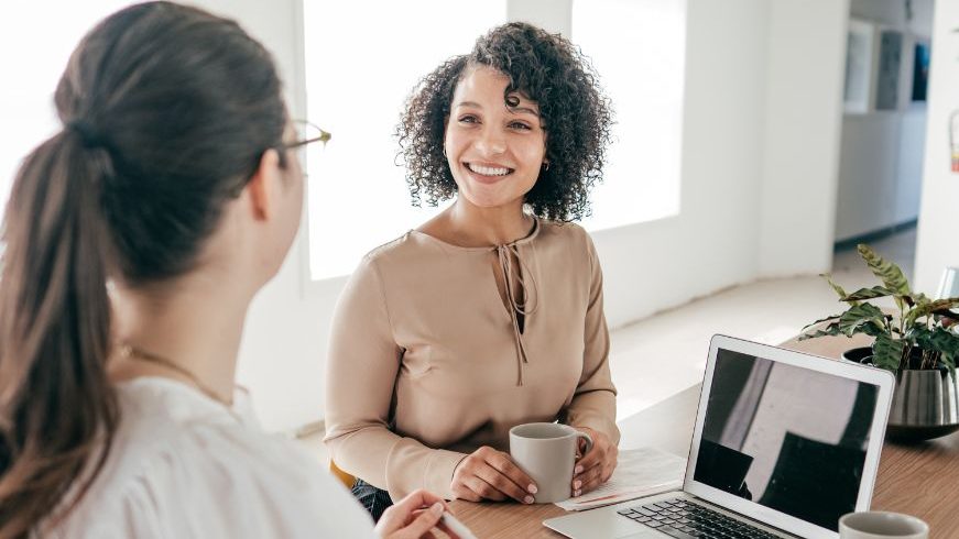 Semana laboral de cuatro días empleados felices